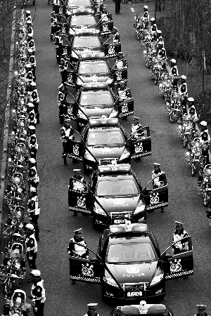 渝警改規(guī)?？涨?借“打黑”余勢(shì)風(fēng)暴般