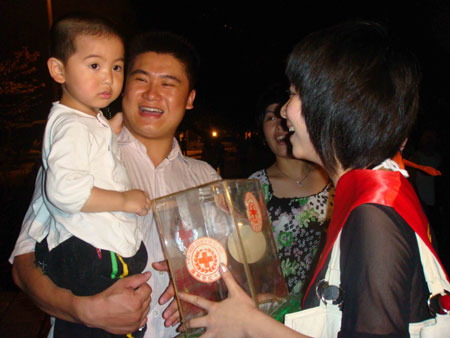 福建大學(xué)生自發(fā)紀(jì)念汶川地震遇難同胞