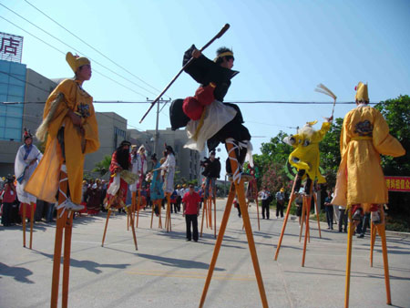 福建莆田湄洲灣舉行民俗文藝踩街活動(dòng)（組圖）