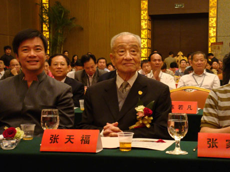 中國(guó)茶界泰斗張?zhí)旄＃何乙簧炔?茶是我的生命