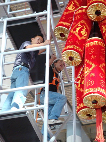 喜迎“9.8”投洽會 工作人員精心布置展廳(組圖)