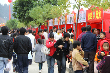 首屆永定客家美食節(jié)亮相參展美食全是當(dāng)?shù)乜图姨厣? style=