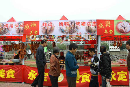 首屆永定客家美食節(jié)亮相參展美食全是當(dāng)?shù)乜图姨厣? style=