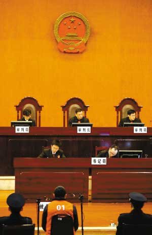 重慶涉黑老大王天倫受審 曾逼經(jīng)營(yíng)戶自斷手腕