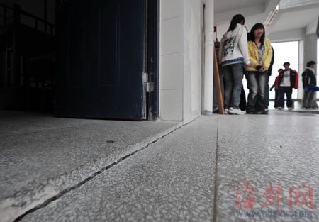 福建一學(xué)生宿舍樓地面塌陷 三百學(xué)生被疏散