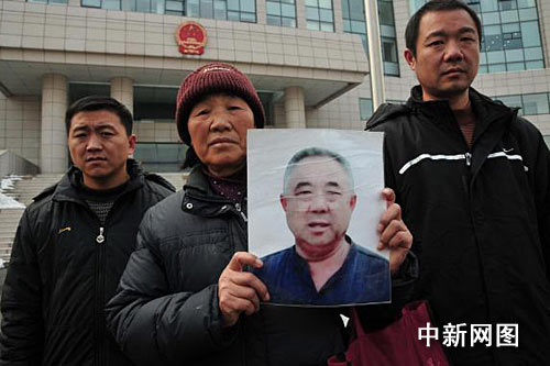 直擊阜陽白宮書記案現(xiàn)場 多家媒體又被拒門外