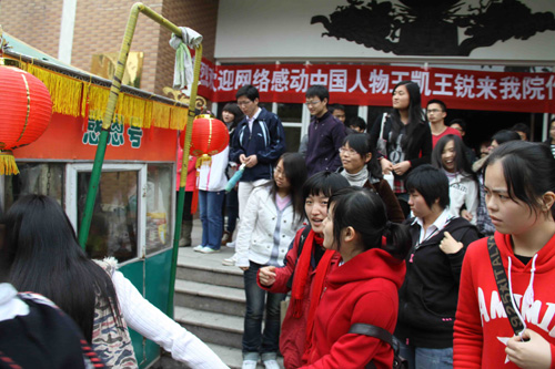 福州大學(xué)生親身感受拉“感恩號(hào)”板車行孝（圖）