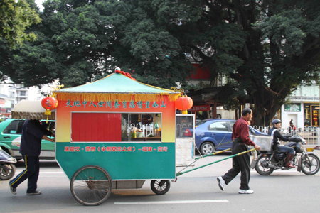 親兄弟千里載母徒步四千公里欲赴臺(tái)環(huán)島游