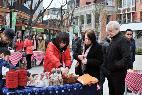 迎三八 老外太太來(lái)“練攤”（圖）