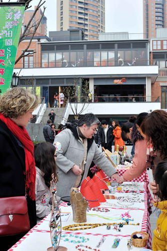 迎三八 老外太太來(lái)“練攤”（圖）