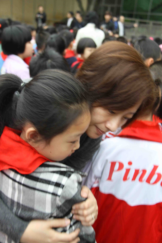 福建南平實驗小學(xué)師生為遇難小伙伴默哀三分鐘