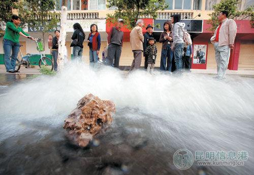 大旱之際 昆明街頭水管爆裂自來(lái)水竟白流一夜(圖)