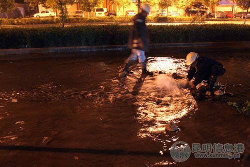 大旱之際 昆明街頭水管爆裂自來(lái)水竟白流一夜(圖)