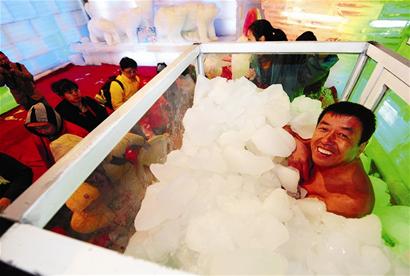 東北耐寒奇人來廈門秀絕活