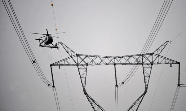 我國(guó)首次在超高壓輸電線路成功實(shí)施直升機(jī)帶電作業(yè)