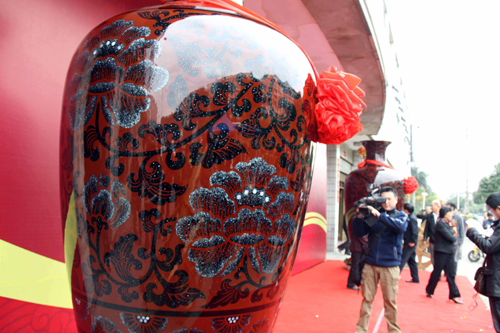 福州脫胎漆器《牡丹大花瓶》啟運(yùn)參展世博會(huì)