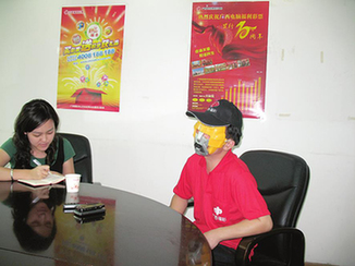 廣西千萬巨獎得主戴面具扮