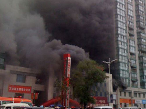 沈陽萬達廣場發(fā)生火災致9死9傷 墻體爆裂(圖)