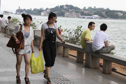 三股臺風(fēng)來襲 廈門鼓浪嶼游客乘劃艇快速返港