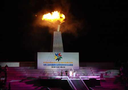 陳忠和與特奧運(yùn)動(dòng)員共同點(diǎn)燃第五屆特奧會(huì)圣火盤