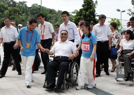 全國政協(xié)副主席鄧樸方與特奧形象大使交談