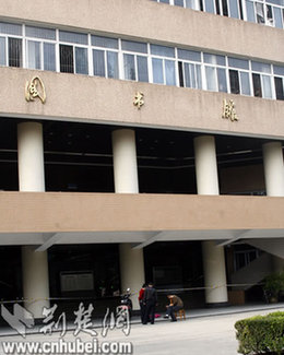 武科大圖書管理員閱覽室砍殺學(xué)生 警方已介入