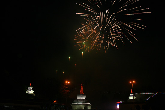 2011年拉薩雪頓節(jié)首次在晚上舉行開(kāi)幕式