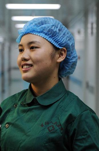 “90后”護士跪地施救溺水老人被贊“最美女孩”