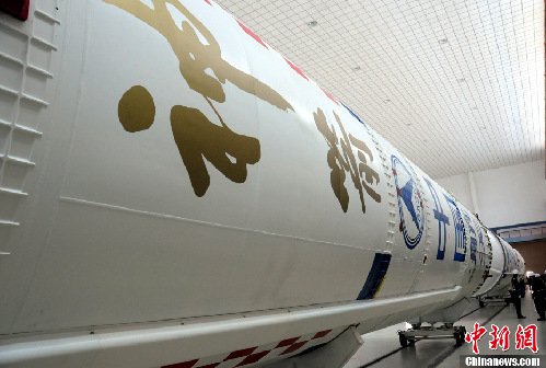 “神八”運(yùn)載火箭運(yùn)至測(cè)試廠房