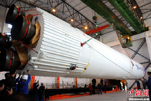 “神八”運(yùn)載火箭運(yùn)至測試廠房