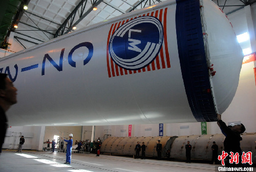 “神八”運(yùn)載火箭運(yùn)至測(cè)試廠房