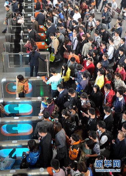 國(guó)慶長(zhǎng)假將結(jié)束 各地迎來返程客流高峰