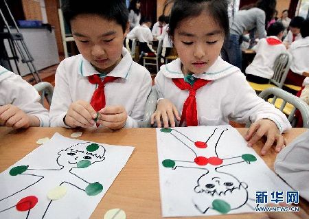 “性早熟”時(shí)代我們?cè)鯓咏逃⒆樱? style=