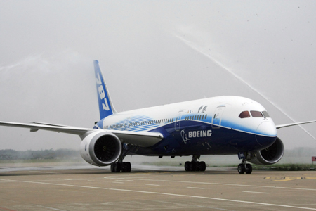 波音787夢想客機首次亮相?？? style=