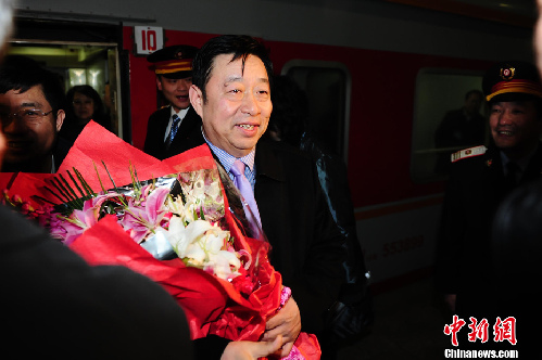 首批京外全國(guó)政協(xié)委員乘火車(chē)抵京