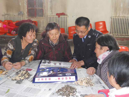 民警“三八”節(jié)向老年婦女宣傳防詐騙知識