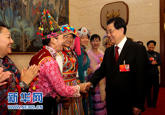 讓七彩土地上各族人民過(guò)上更加幸福美好生活——胡錦濤總書(shū)記參加十一屆全國(guó)人大五次會(huì)議云南代表團(tuán)審議側(cè)記