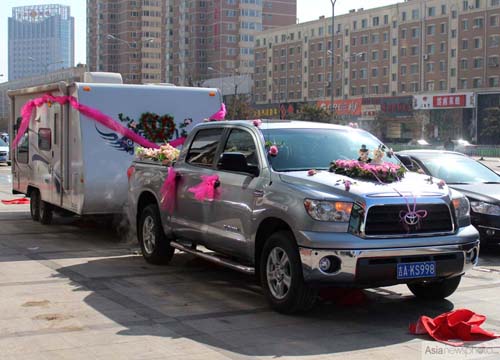 長春:拖著房車接媳婦(組圖)