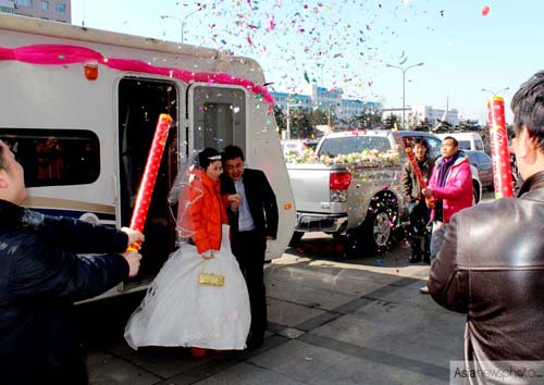 長春:拖著房車接媳婦(組圖)