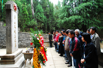 河南:“僑光藝術(shù)獎”獲獎藝術(shù)家革命老區(qū)采風(fēng)