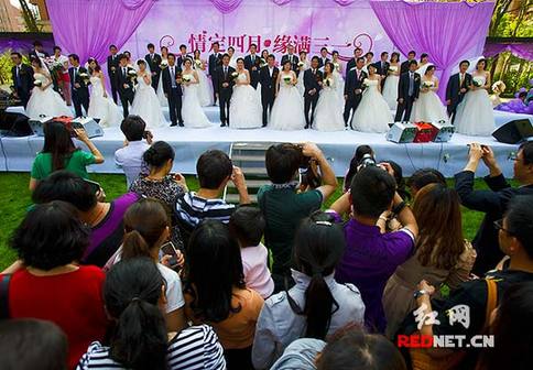 湖南首屆網(wǎng)絡(luò)婚博會(huì):20對(duì)新人集體步入婚姻殿堂(圖)