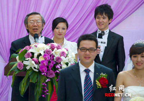 湖南首屆網(wǎng)絡(luò)婚博會(huì):20對(duì)新人集體步入婚姻殿堂(圖)
