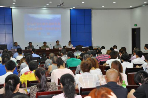 奎屯市召開(kāi)娛樂(lè)場(chǎng)所及賓館業(yè)主禁毒工作培訓(xùn)暨簽約大會(huì)