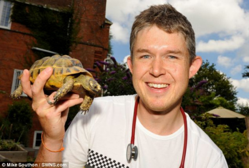 英國(guó)男子搶救溺水寵物龜 嘴對(duì)嘴呼吸6分鐘(圖)