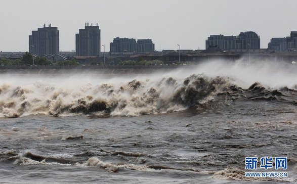 臺風“蘇拉”及滿月天象齊發(fā)力 錢塘江大潮異常壯觀