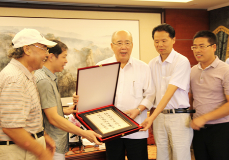 吳伯雄臺(tái)北會(huì)見河南客家參訪團(tuán)