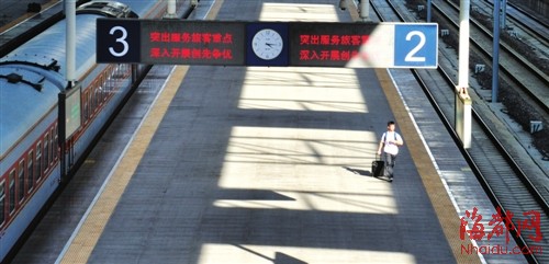 臨近開(kāi)學(xué)福州外來(lái)工子女離開(kāi)父母返鄉(xiāng)