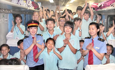 列車上的“少兒夏令營(yíng)”(組照)