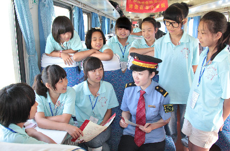 列車上的“少兒夏令營(yíng)”（組照）