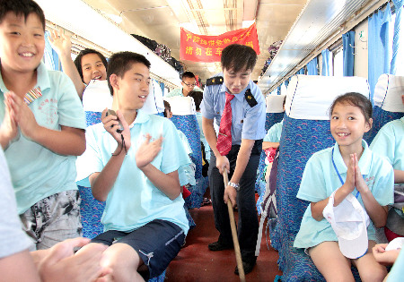 列車上的“少兒夏令營(yíng)”（組照）